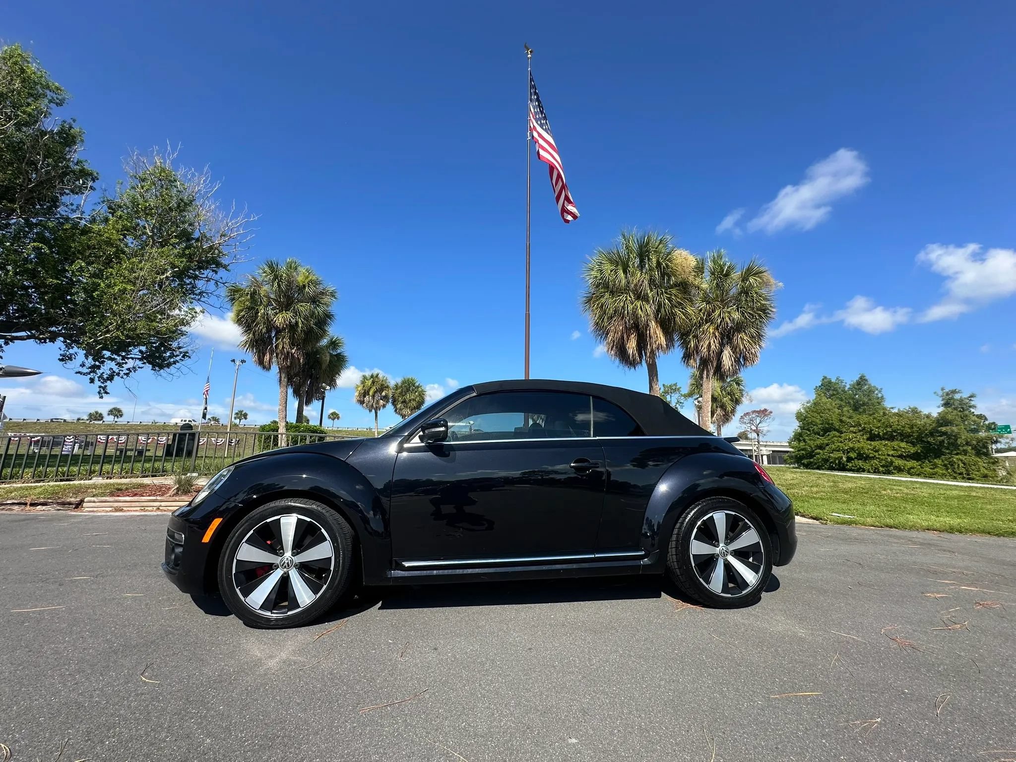 Used 2013 Volkswagen Beetle 2.0T FWD image 38