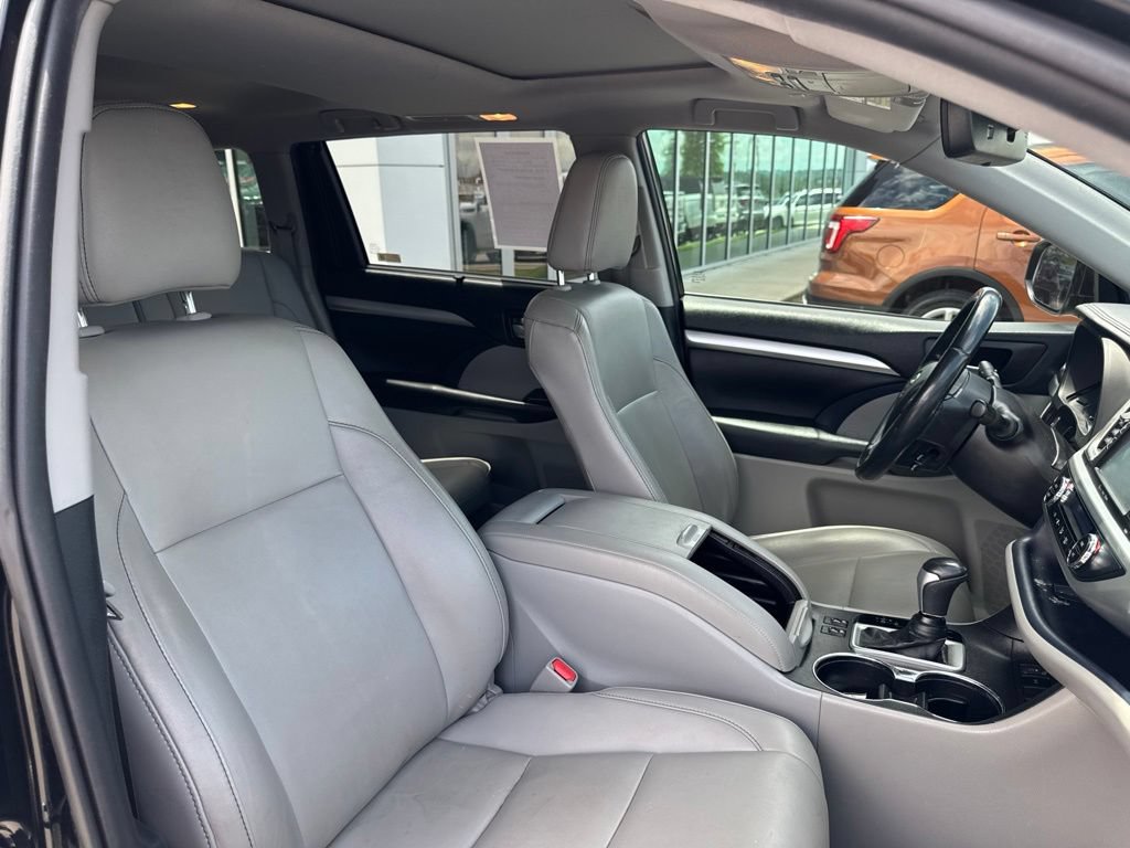 Used 2019 Toyota Highlander XLE FWD image 19