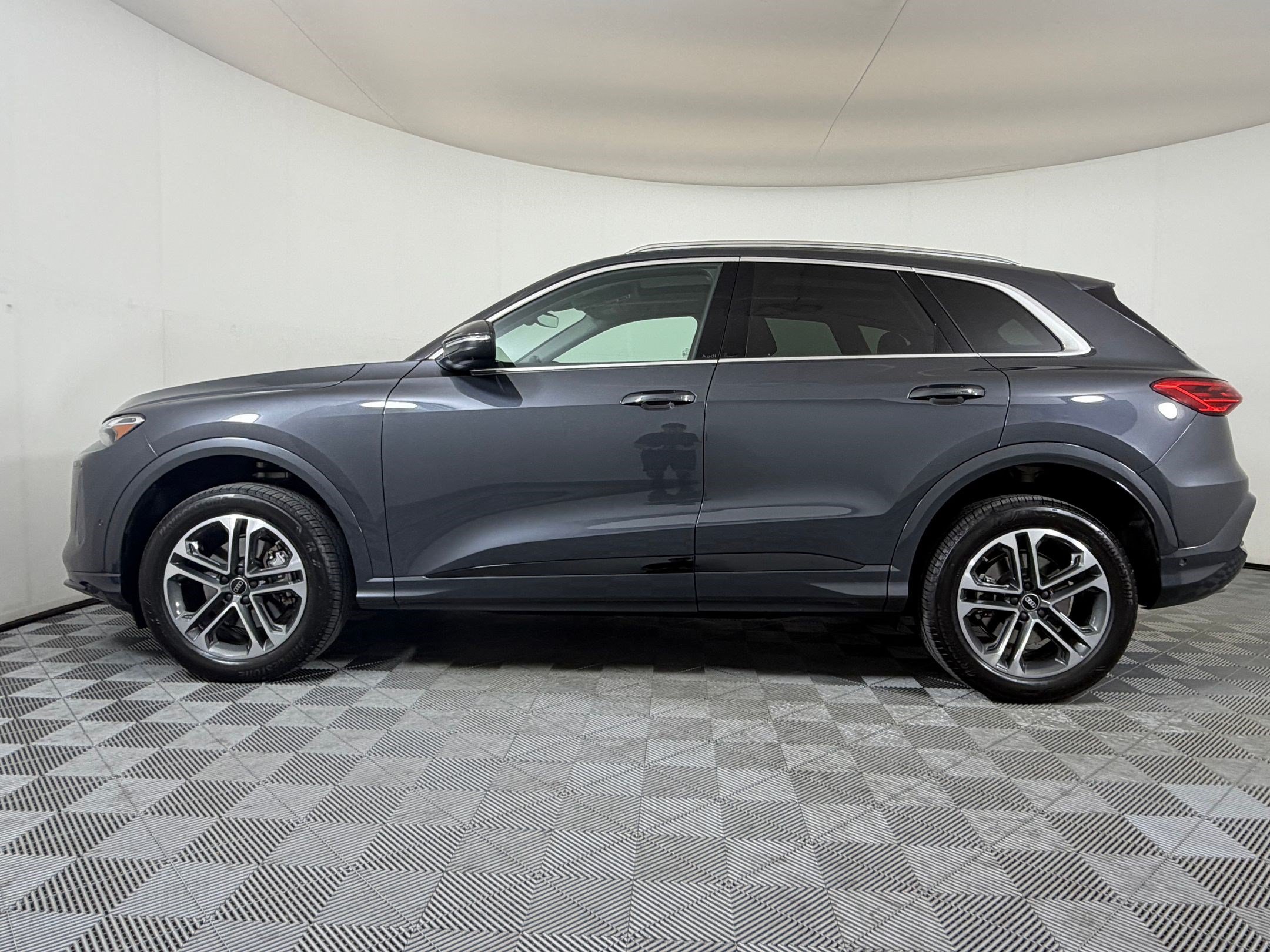 Certified 2025 Audi Q5 Premium w/ Convenience Package AWD/4WD image 2
