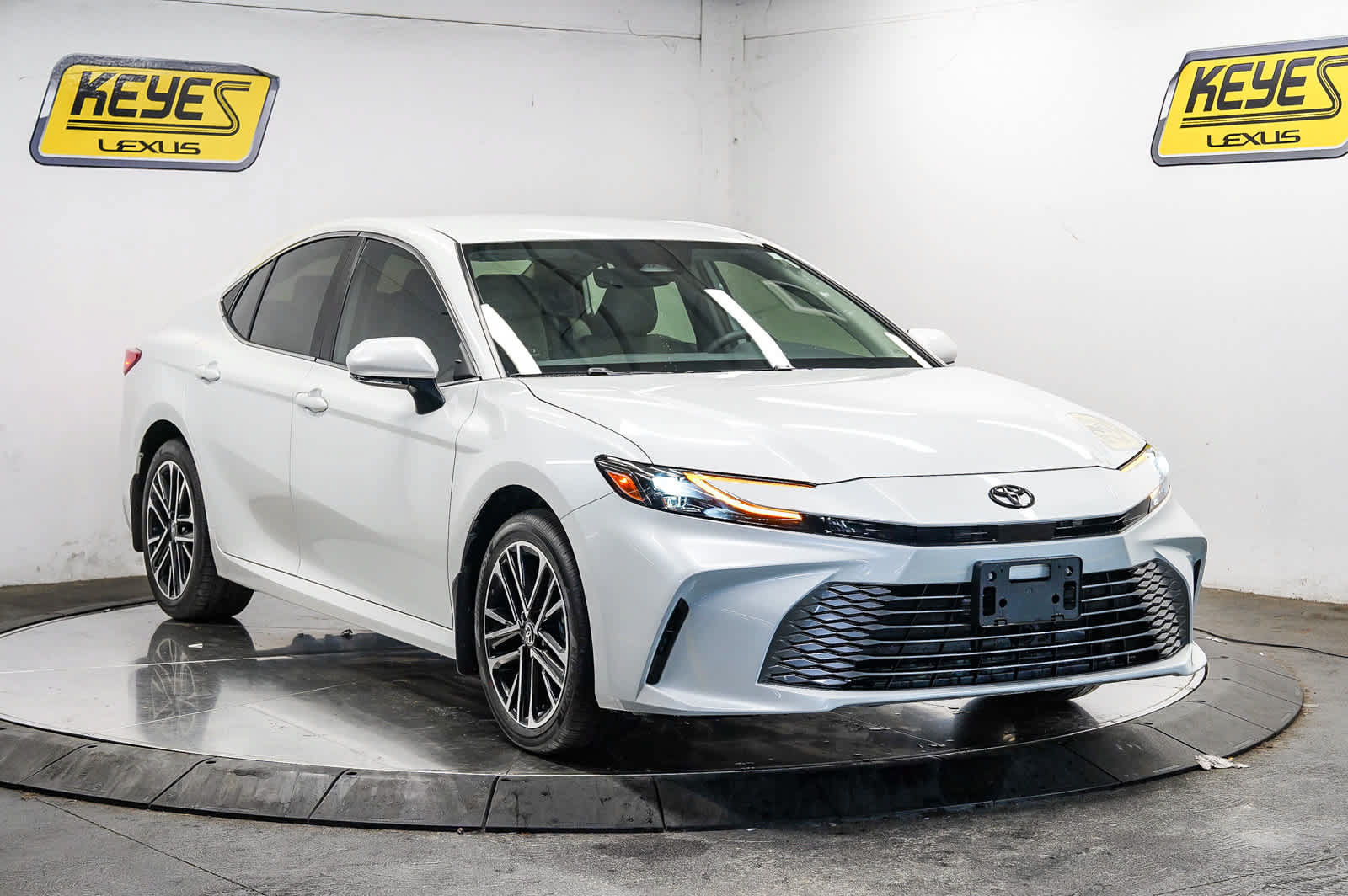 Used 2026 Toyota Camry XLE AWD/4WD image 5