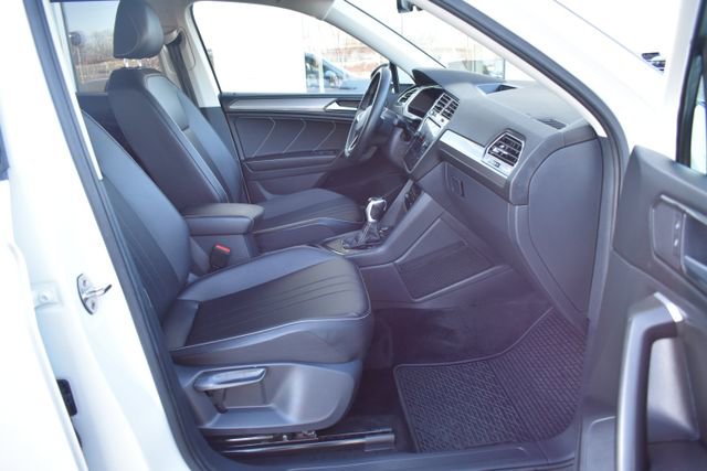 Used 2023 Volkswagen Tiguan SE image 43