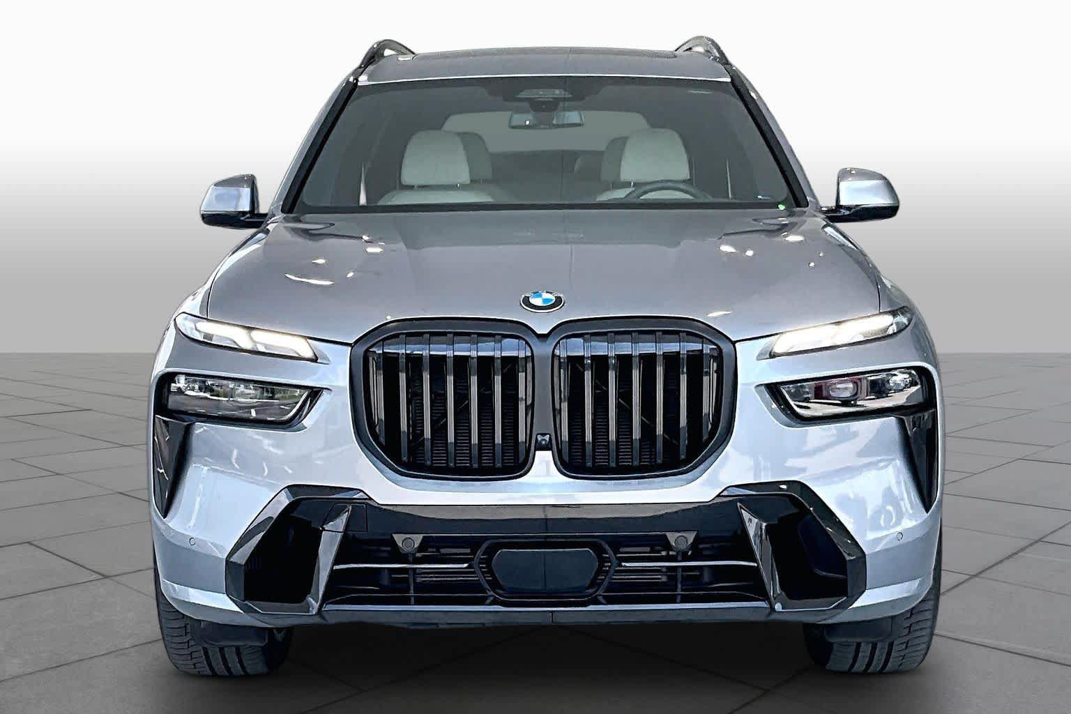 Used 2025 BMW X7 xDrive40i w/ M Sport Package AWD/4WD image 3