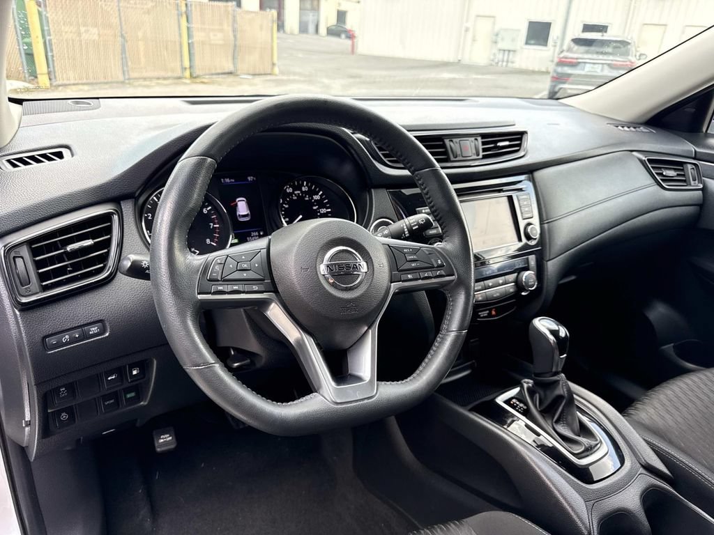 Used 2018 Nissan Rogue SV w/ Premium Package FWD image 32