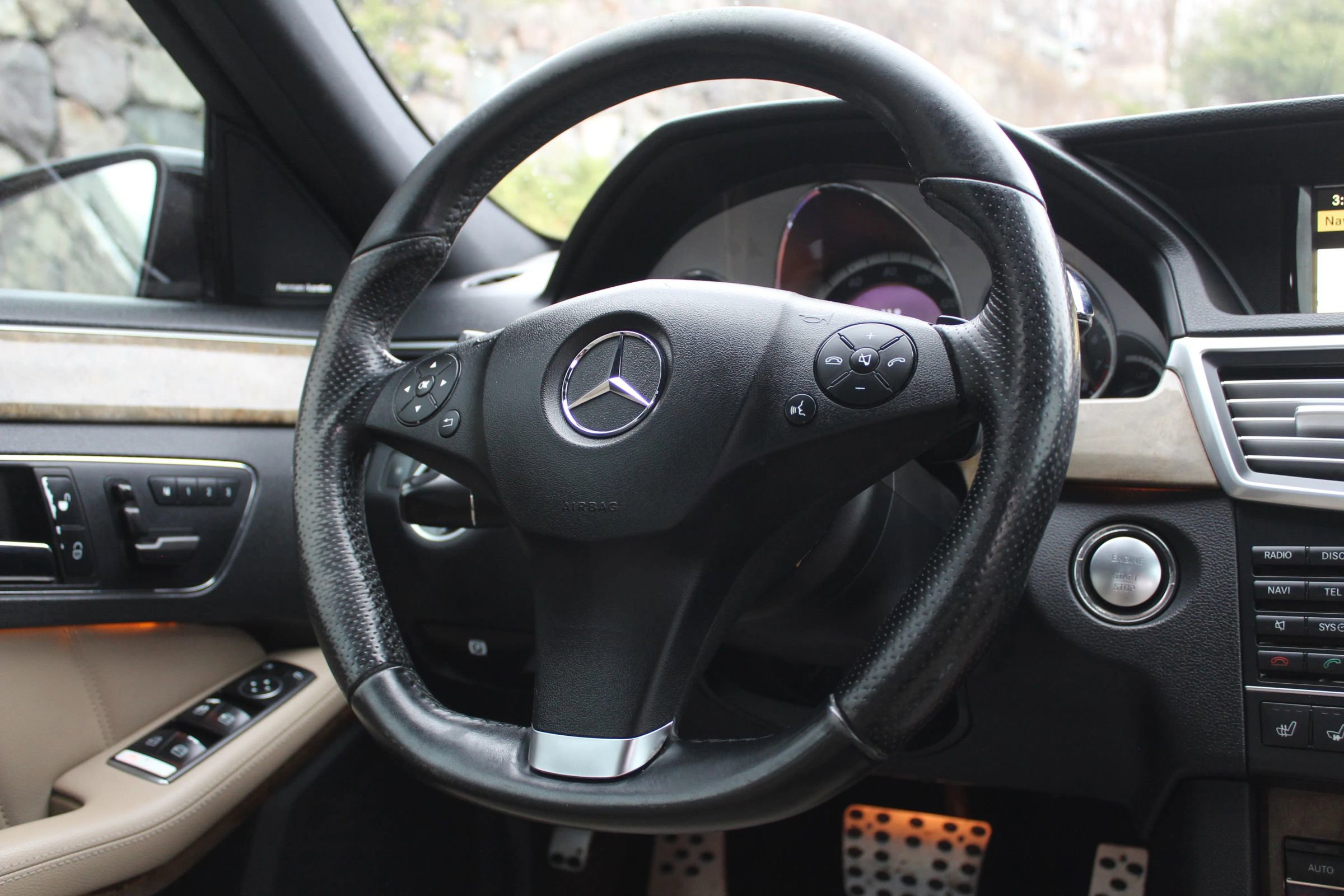 Used 2011 Mercedes-Benz E 550 4MATIC Sedan image 20