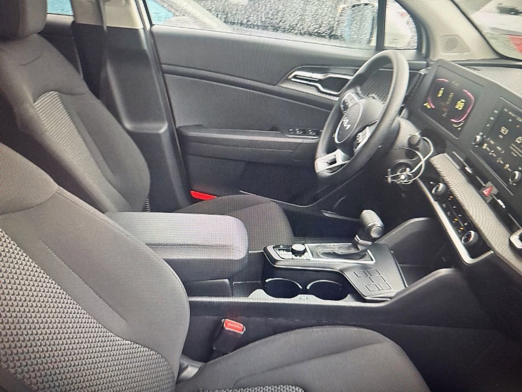 Used 2025 Kia Sportage LX image 8