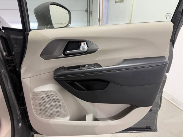 Used 2022 Chrysler Pacifica Touring-L FWD image 28