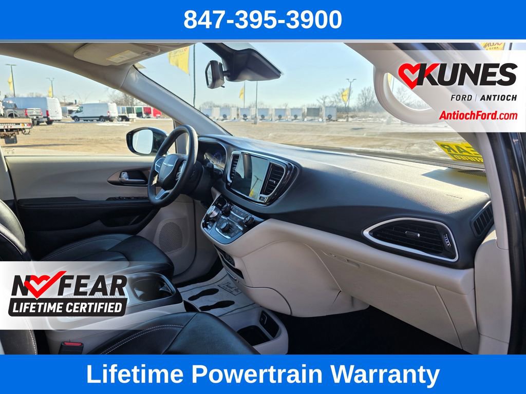 Used 2024 Chrysler Pacifica Touring-L image 32