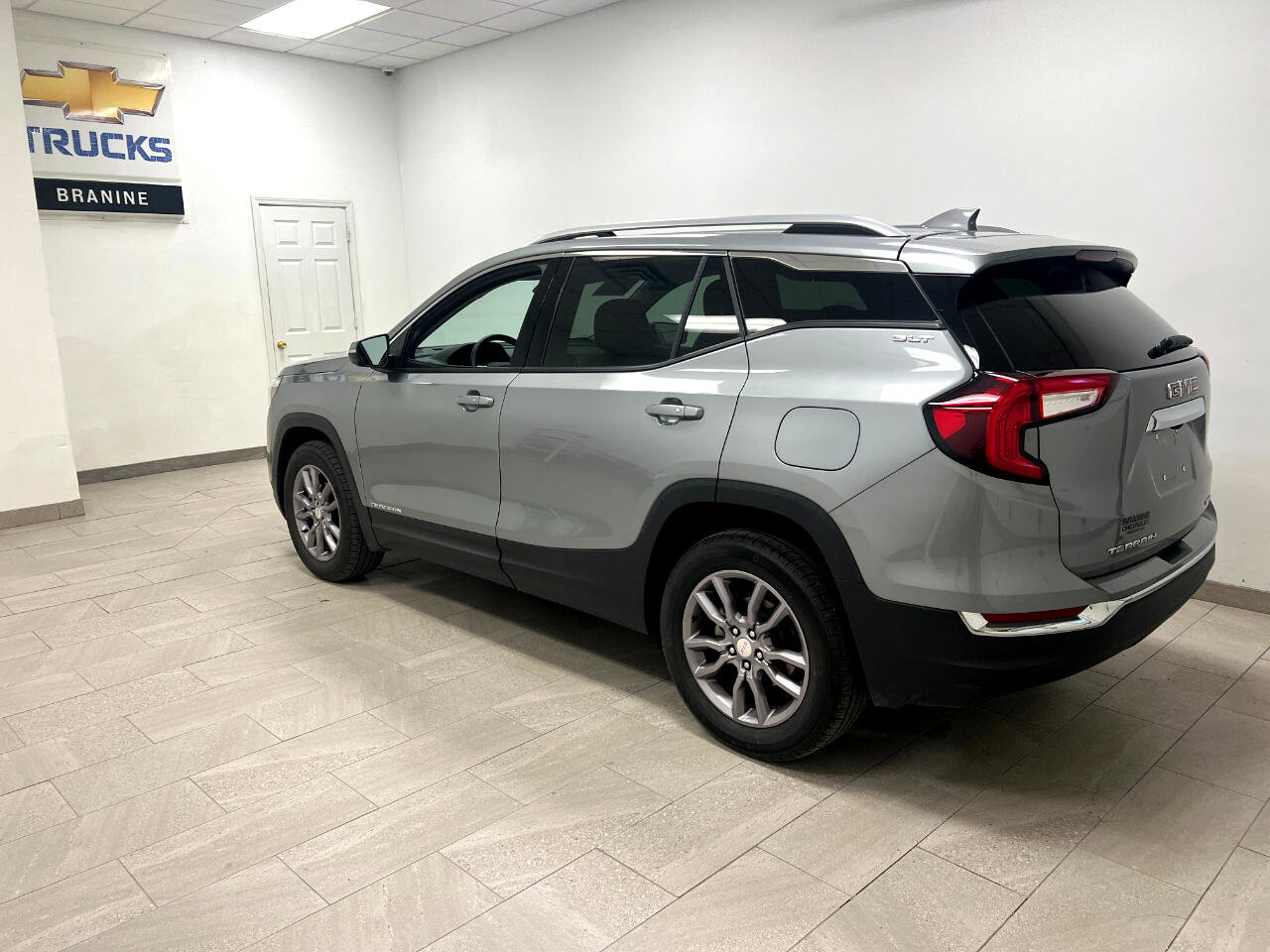 Used 2024 GMC Terrain SLT image 7
