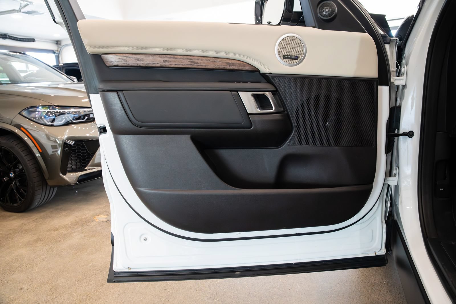 Used 2017 Land Rover Discovery HSE AWD/4WD image 17