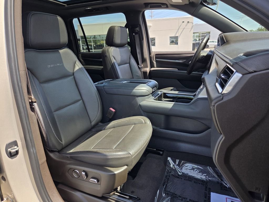 Used 2021 GMC Yukon XL Denali w/ Denali Premium Package image 17