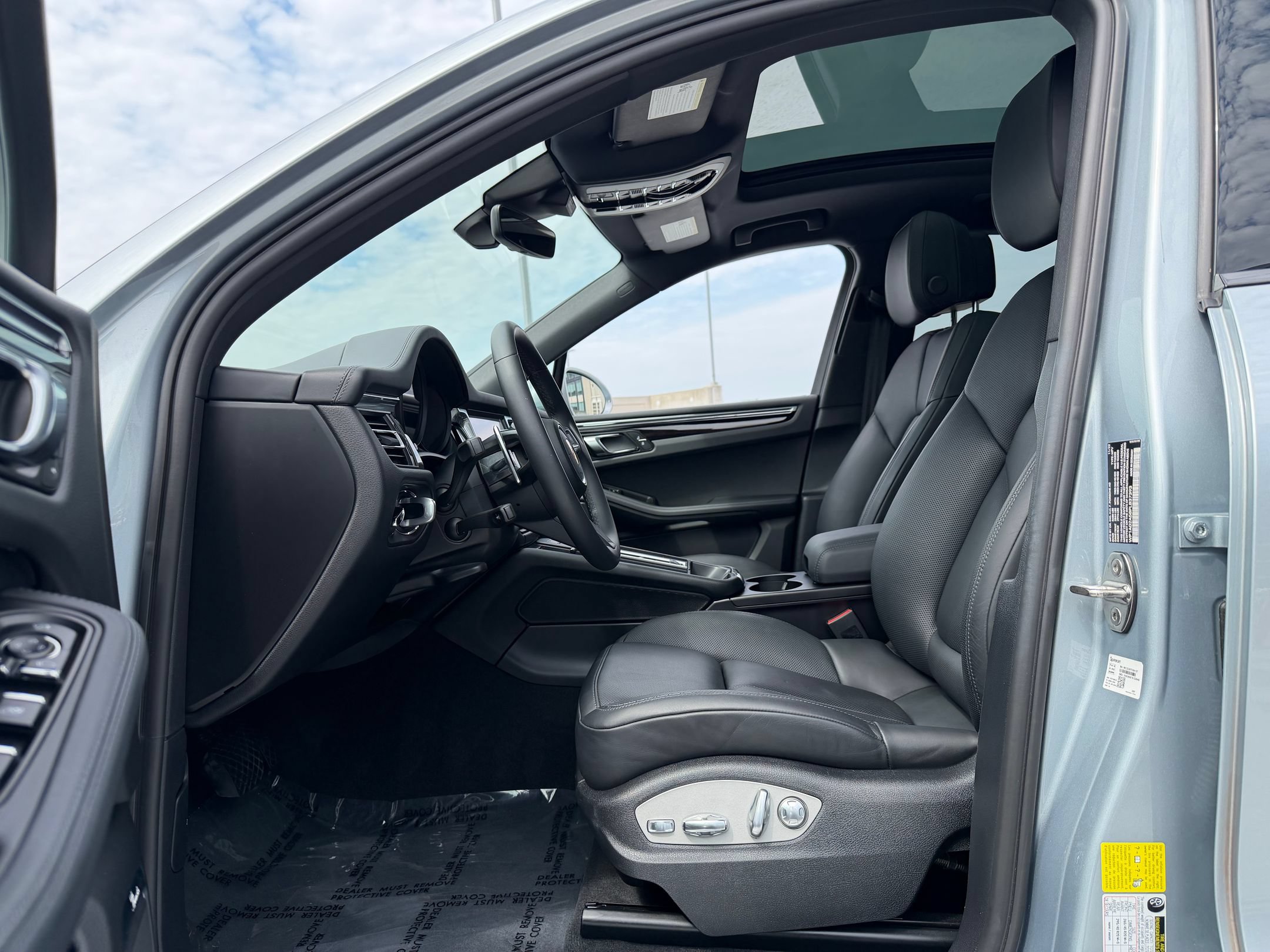 Certified 2023 Porsche Macan S AWD/4WD image 23
