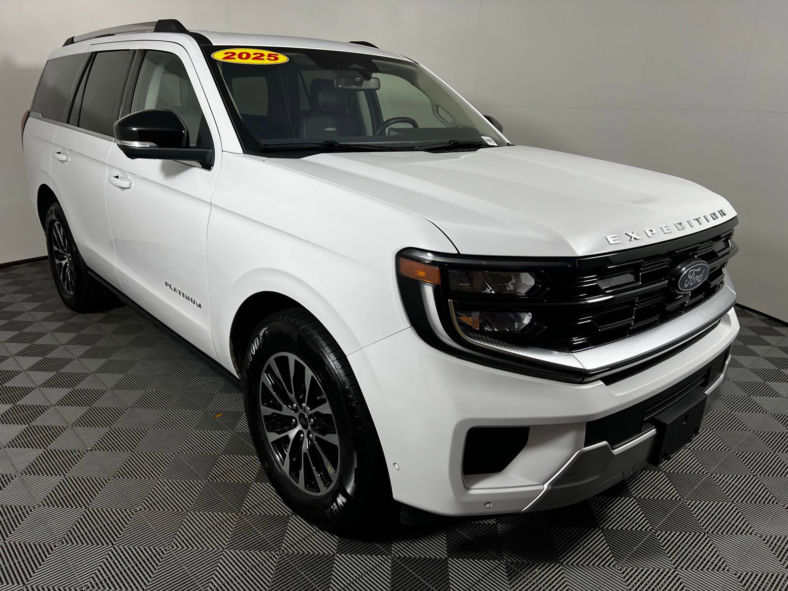 Used 2025 Ford Expedition Platinum AWD/4WD image 3
