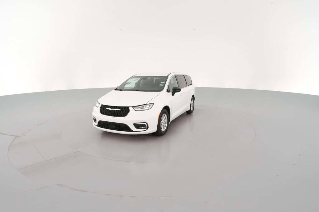New 2026 Chrysler Pacifica Select image 3