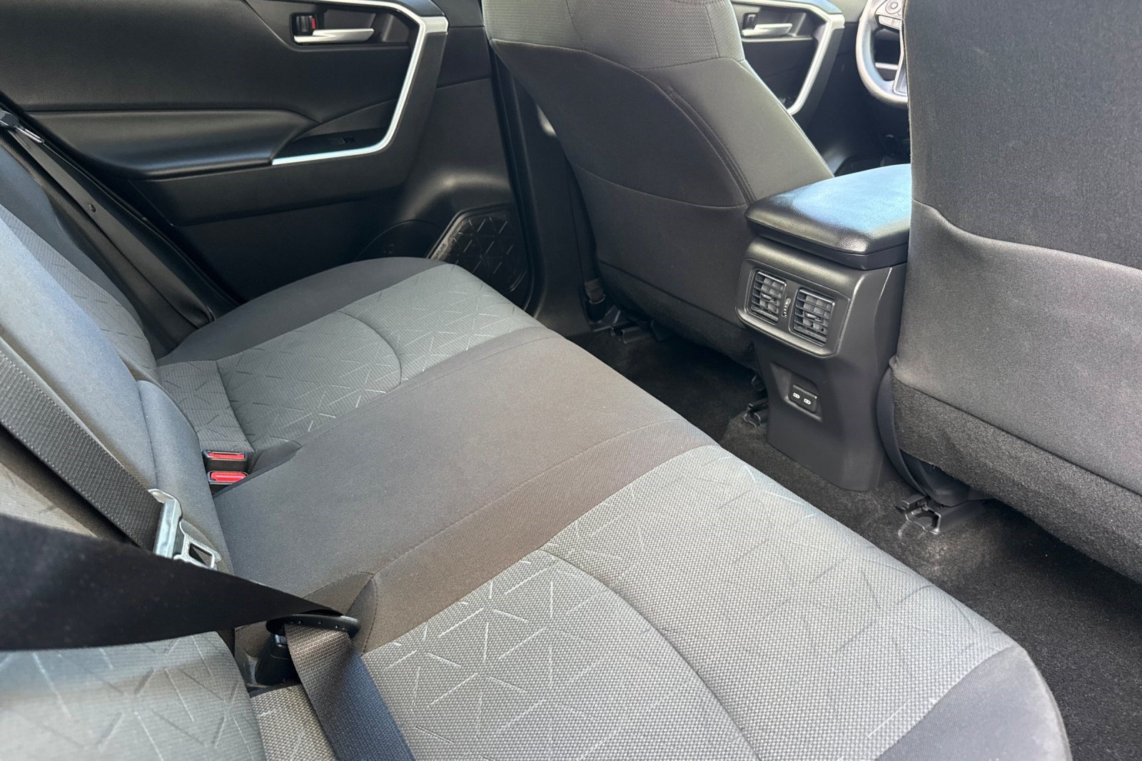 Used 2025 Toyota RAV4 XLE FWD image 32