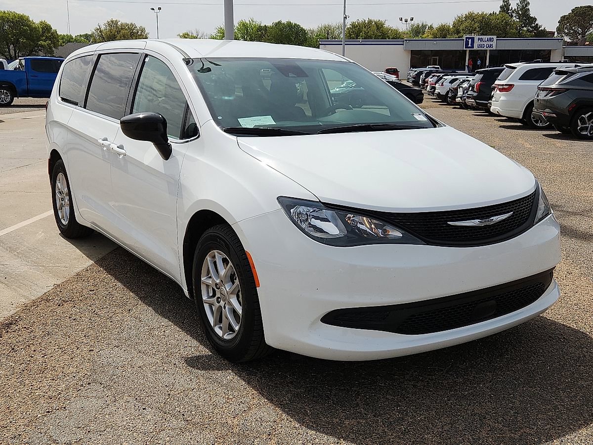 Used 2024 Chrysler Voyager LX image 4
