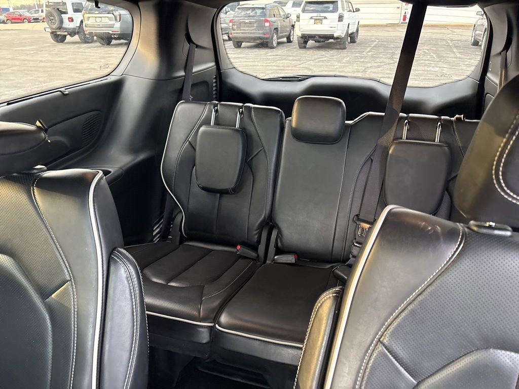 Used 2025 Chrysler Pacifica Limited image 19