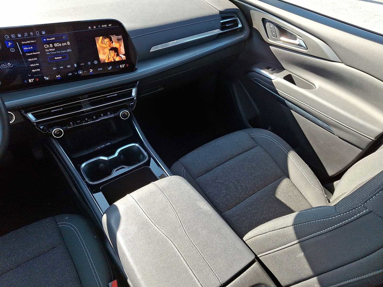 Used 2025 Chevrolet Traverse LT image 12