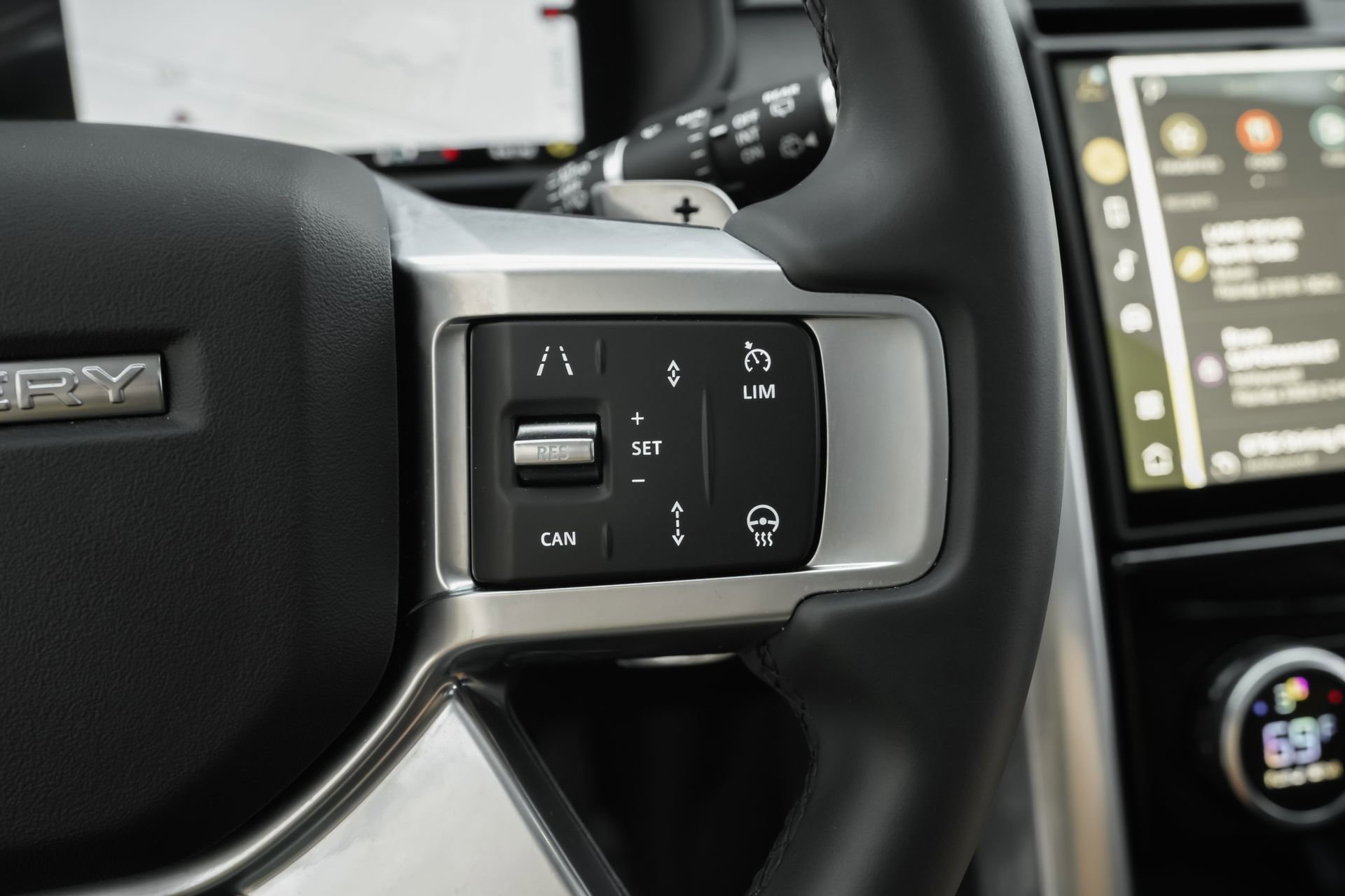 Used 2024 Land Rover Discovery S image 18