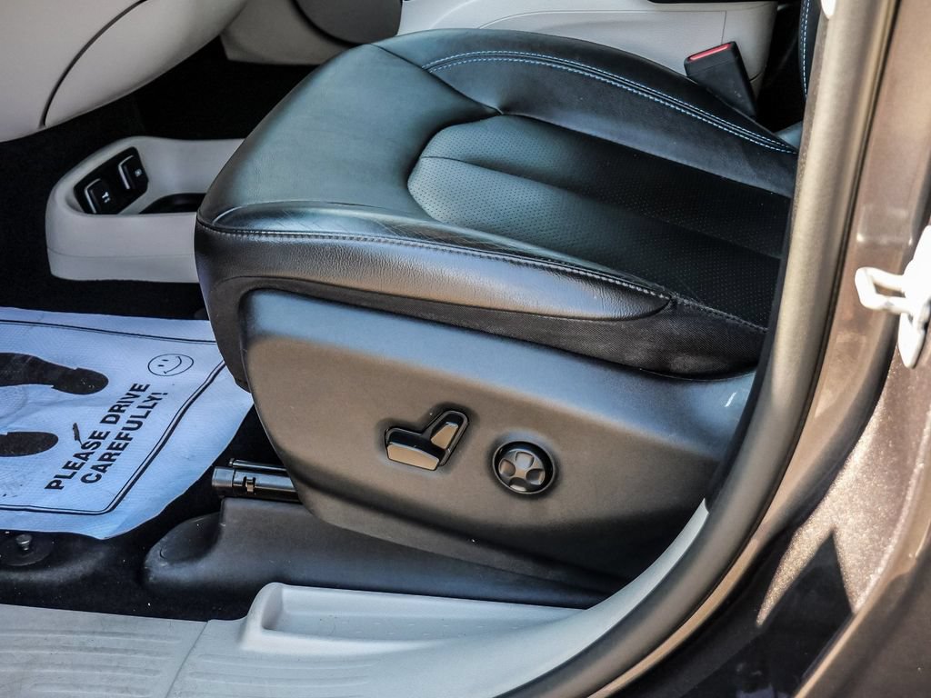 Used 2021 Chrysler Pacifica Touring-L FWD image 36