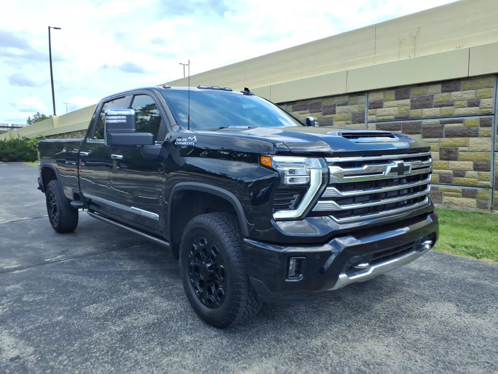 Used 2024 Chevrolet Silverado 3500 High Country w/ High Country Premium Package AWD/4WD image 2
