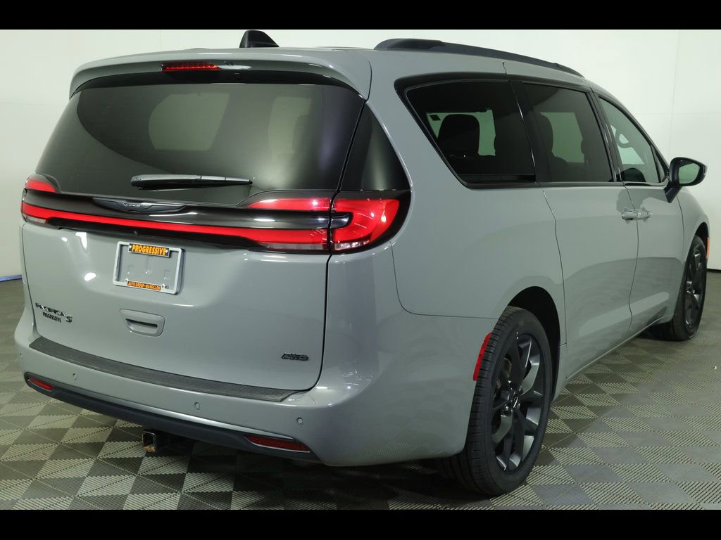 Used 2023 Chrysler Pacifica Touring-L w/ Uconnect Theater Family Group AWD/4WD image 7