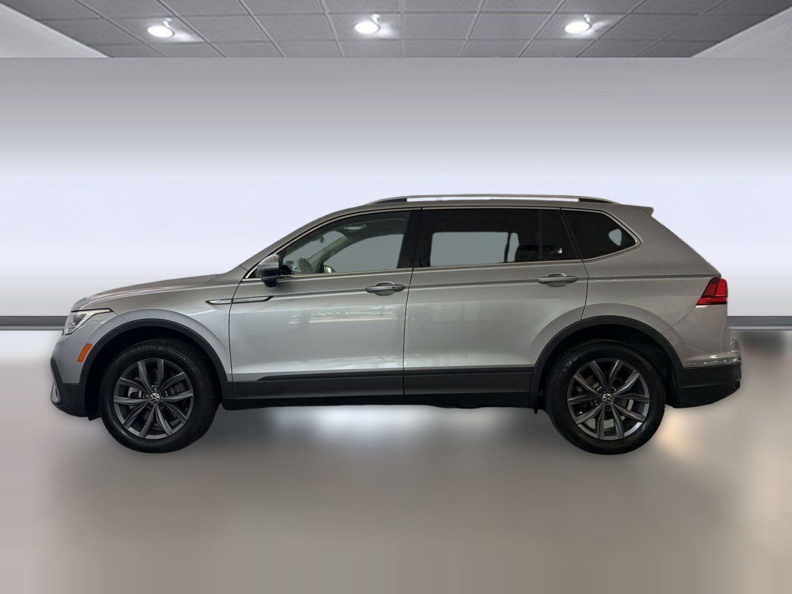 Used 2022 Volkswagen Tiguan SE FWD image 2