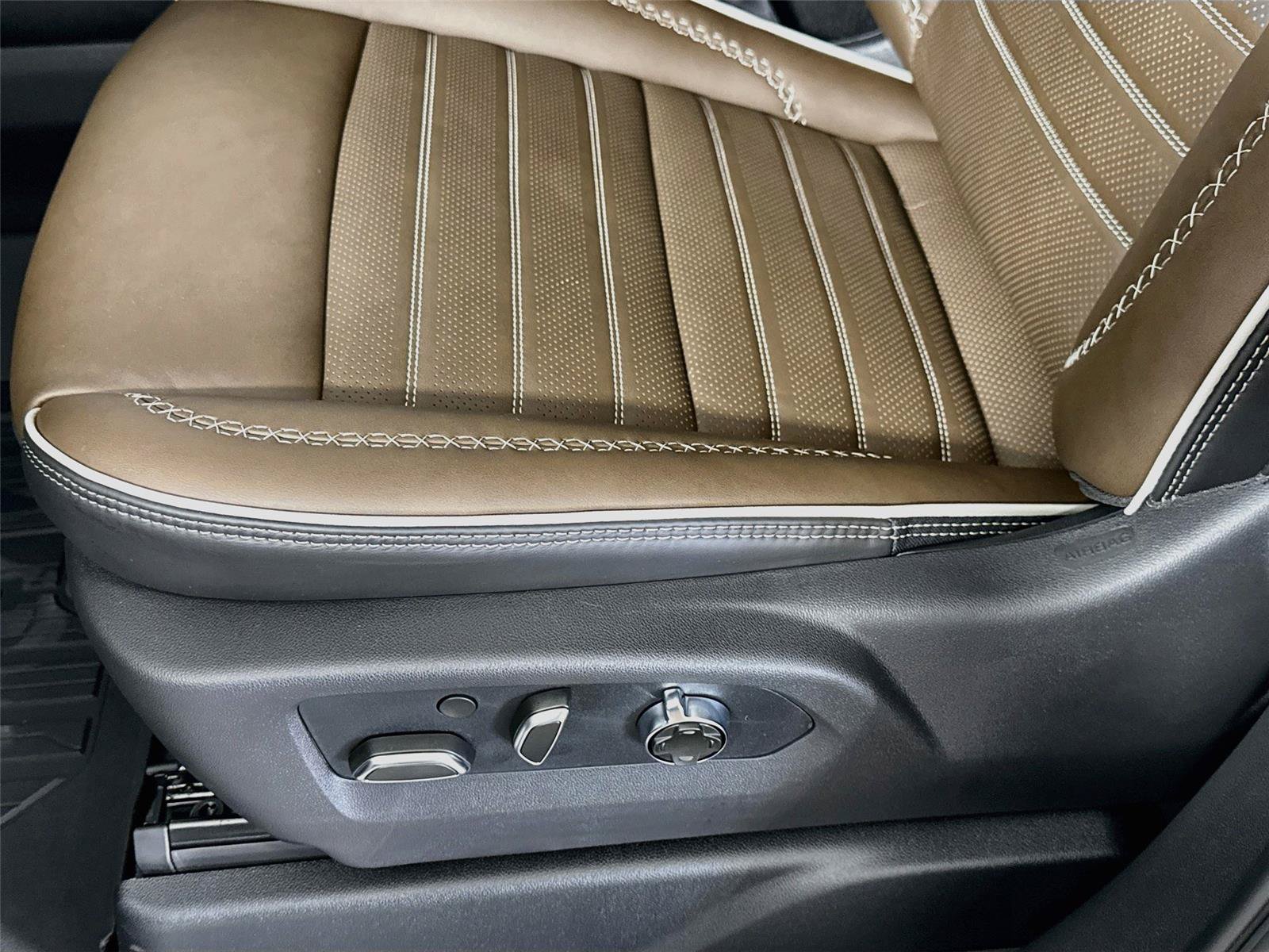 New 2026 GMC Yukon Denali Ultimate w/ LPO, Floor Liner Package AWD/4WD image 14