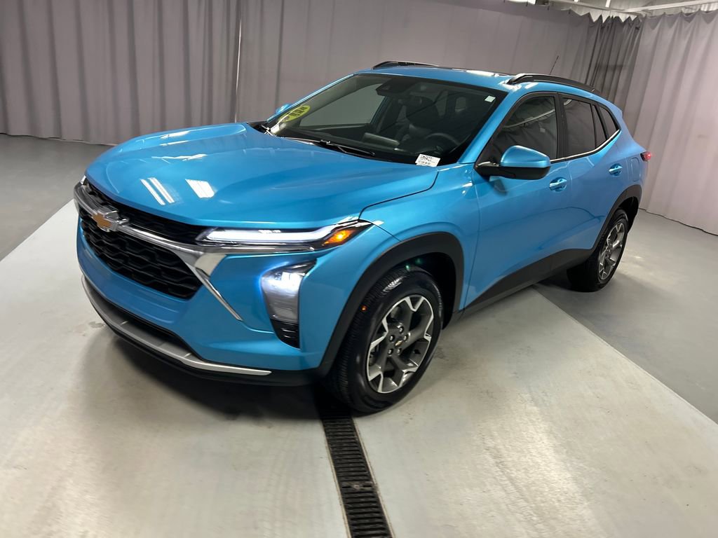 Used 2025 Chevrolet Trax LT w/ Sunroof Package image 3