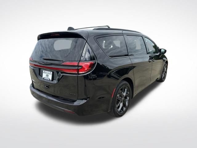 Used 2025 Chrysler Pacifica Limited FWD image 3
