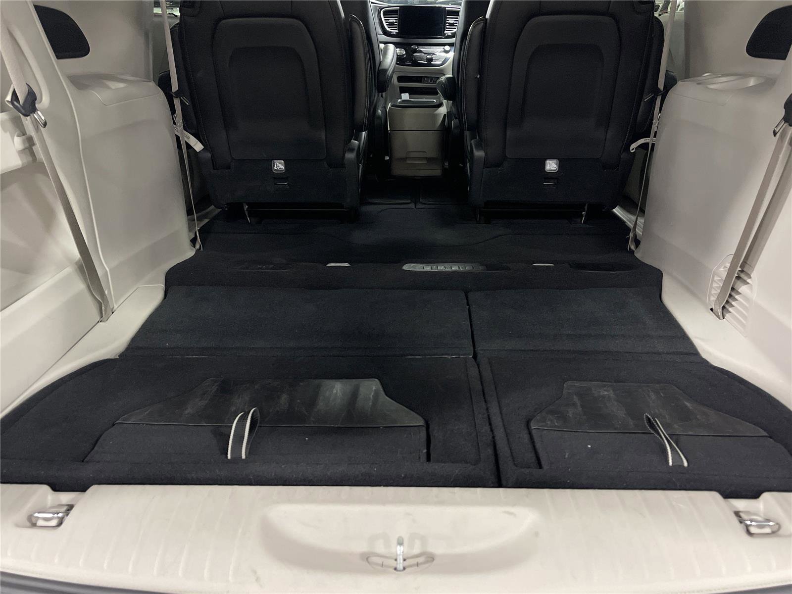 Used 2024 Chrysler Pacifica Touring-L image 11