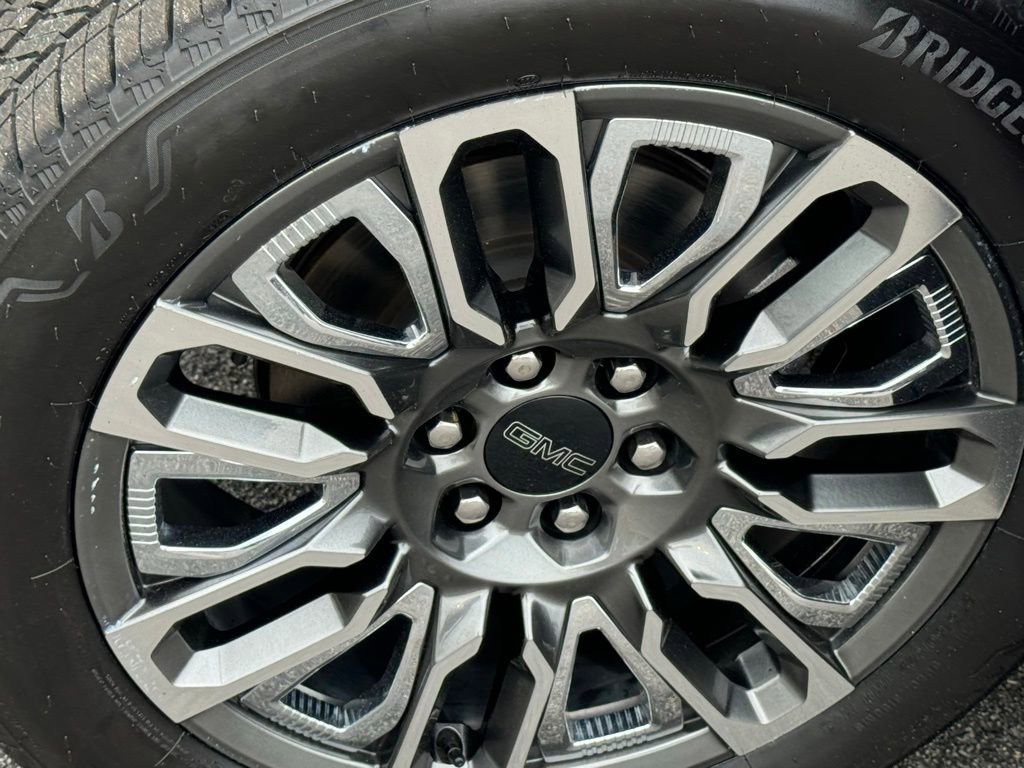 Used 2023 GMC Yukon Denali Ultimate w/ LPO, Floor Liner Package AWD/4WD image 4