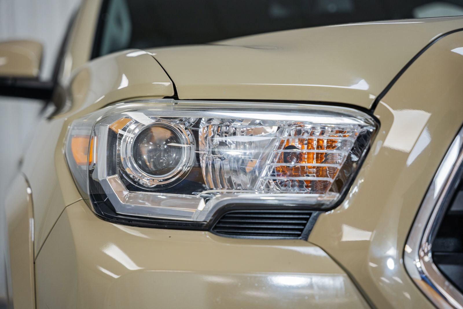 Used 2018 Toyota Tacoma SR5 AWD/4WD image 18