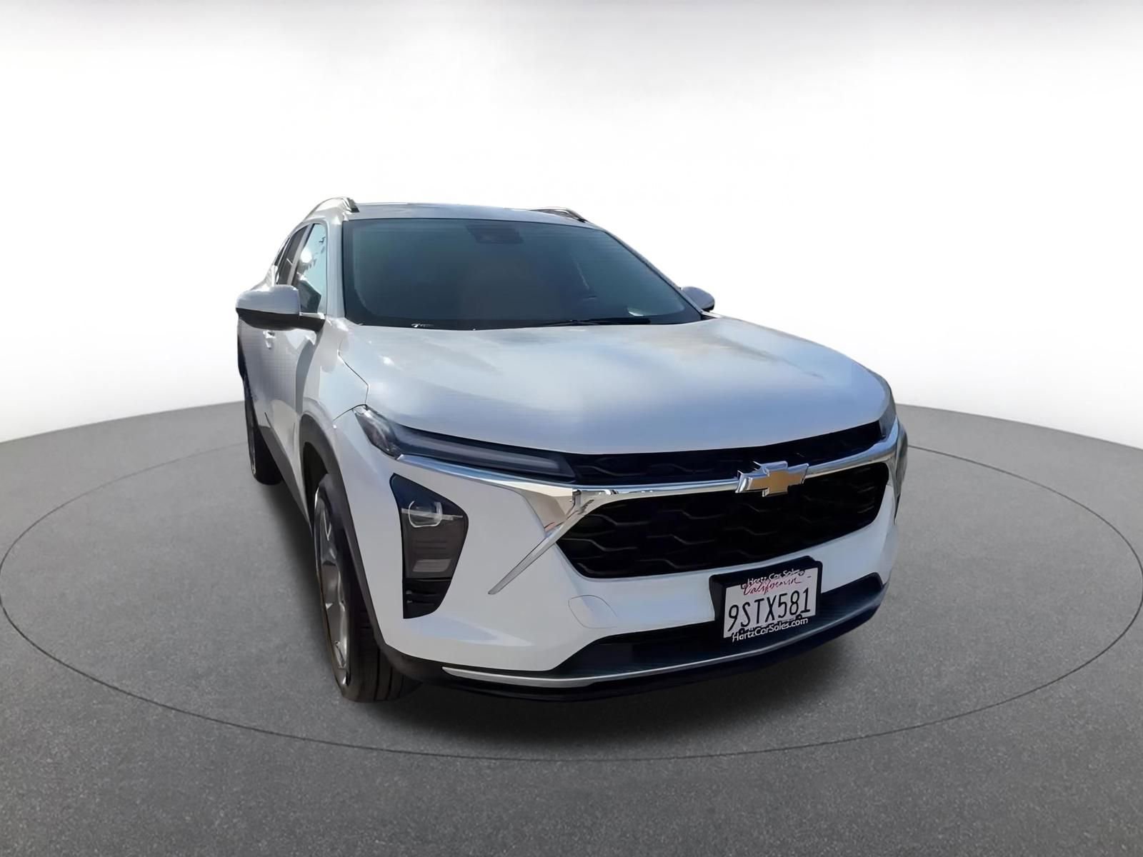 Used 2025 Chevrolet Trax LT w/ LT Convenience Package image 3