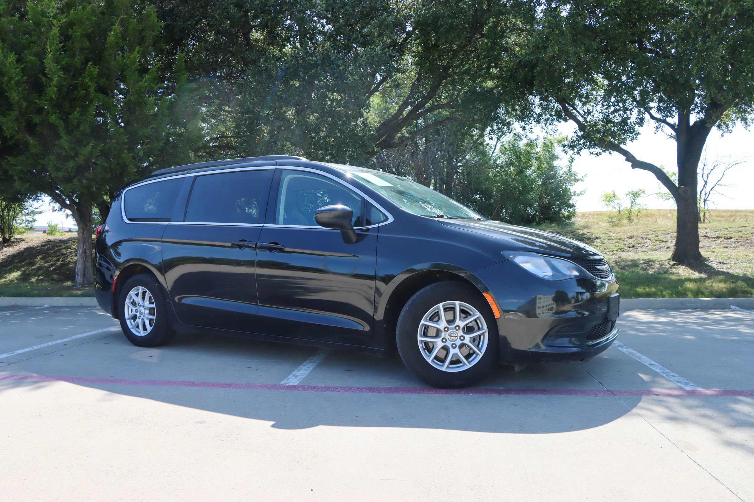 Used 2021 Chrysler Voyager Lxi FWD image 1