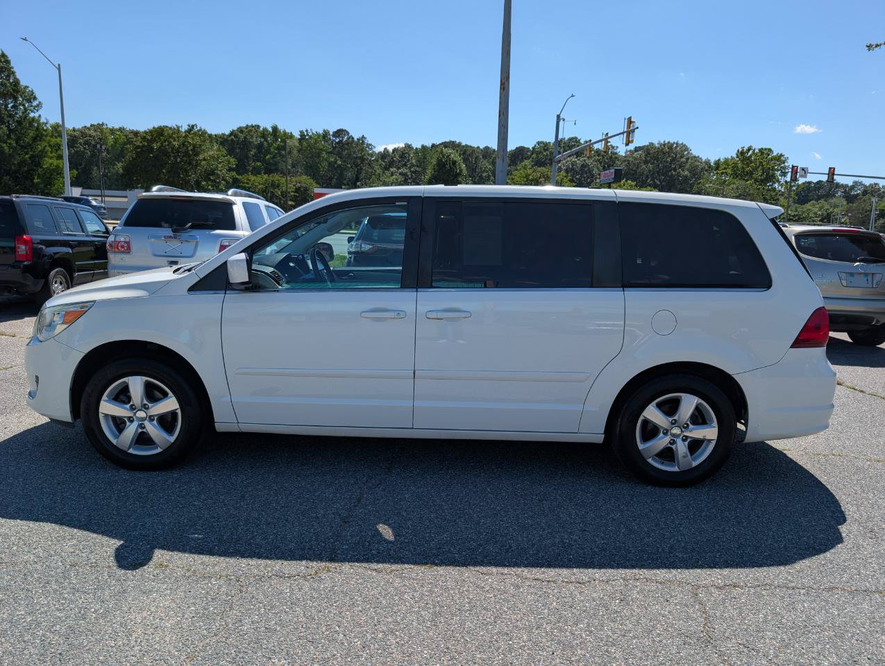 Used 2010 Volkswagen Routan SEL FWD image 2