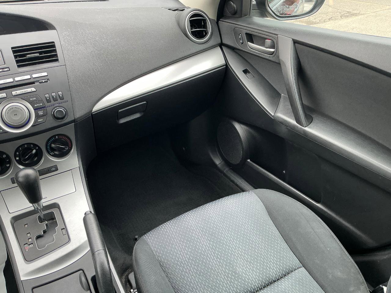Used 2010 MAZDA MAZDA3 i Touring FWD image 15
