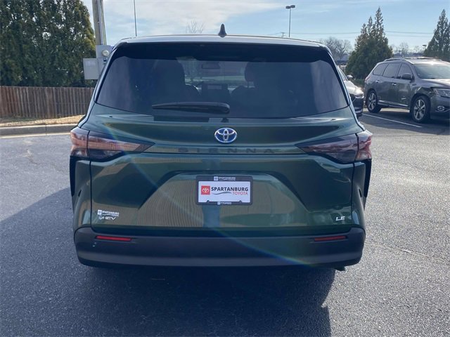 Used 2025 Toyota Sienna LE image 5
