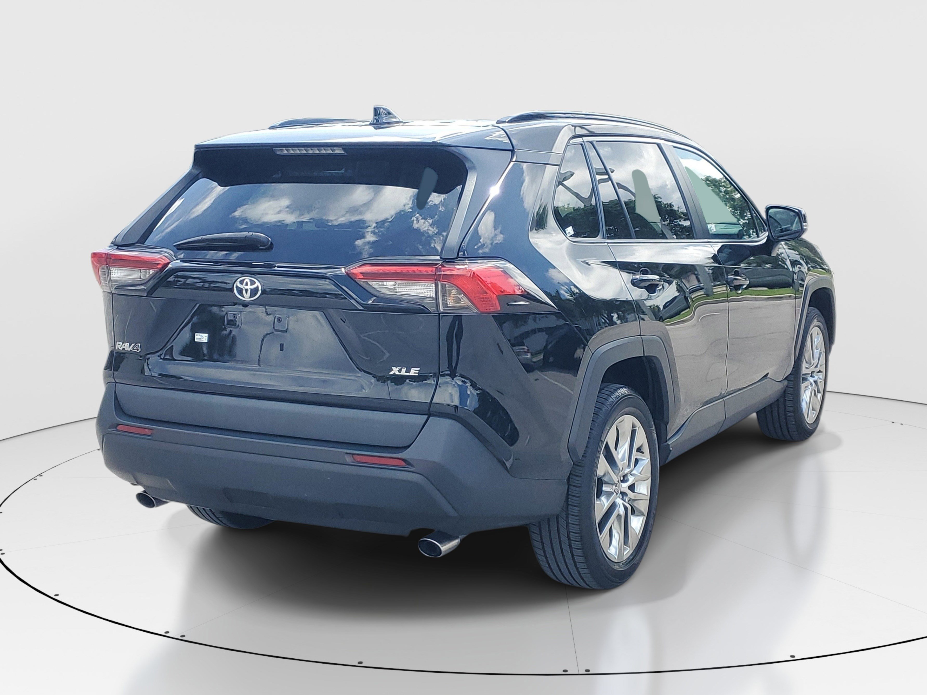 Used 2021 Toyota RAV4 XLE Premium FWD image 3