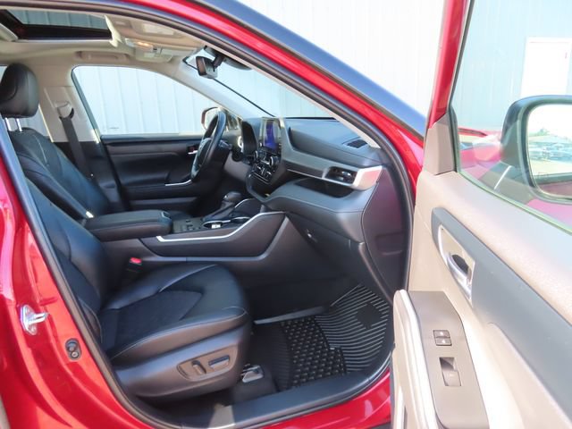 Used 2024 Toyota Highlander LE AWD/4WD image 23