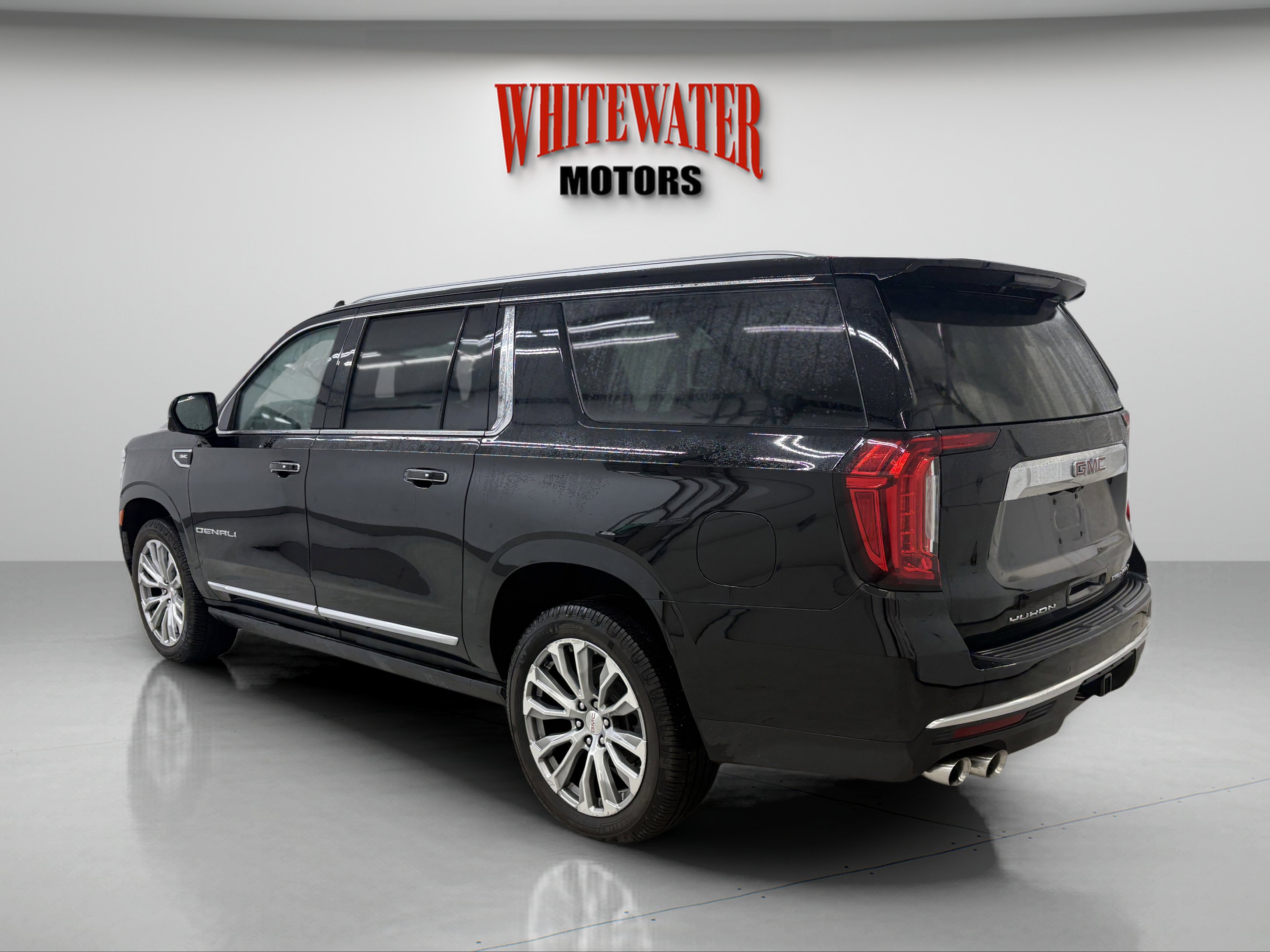 Used 2021 GMC Yukon XL Denali w/ Denali Premium Package image 2