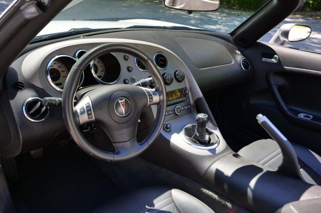 Used 2007 Pontiac Solstice Convertible w/ Premium Package RWD image 2