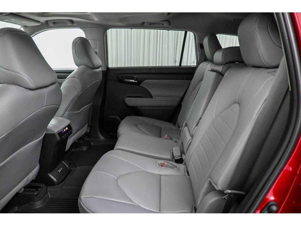 Used 2025 Toyota Highlander XLE image 27