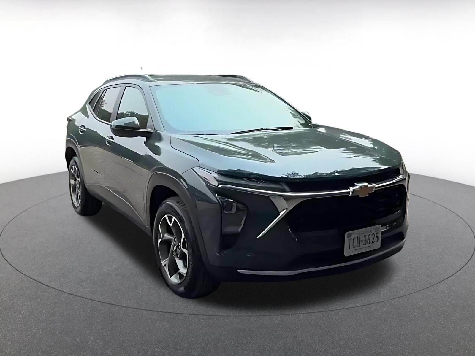 Used 2025 Chevrolet Trax LT FWD image 3