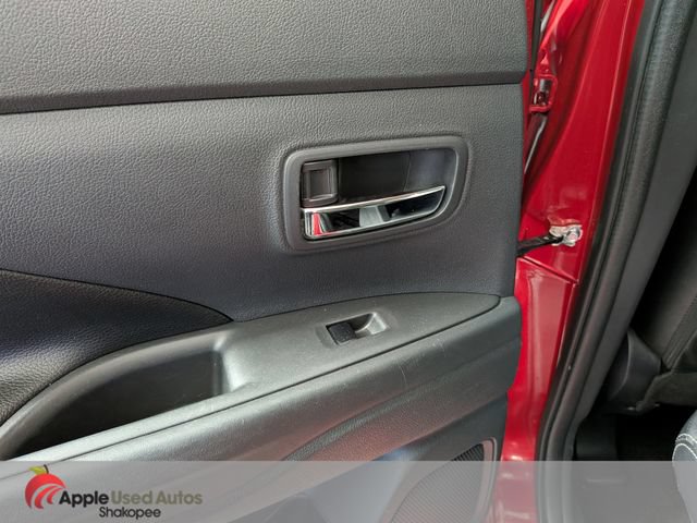 Used 2015 Mitsubishi Outlander GT AWD/4WD image 32