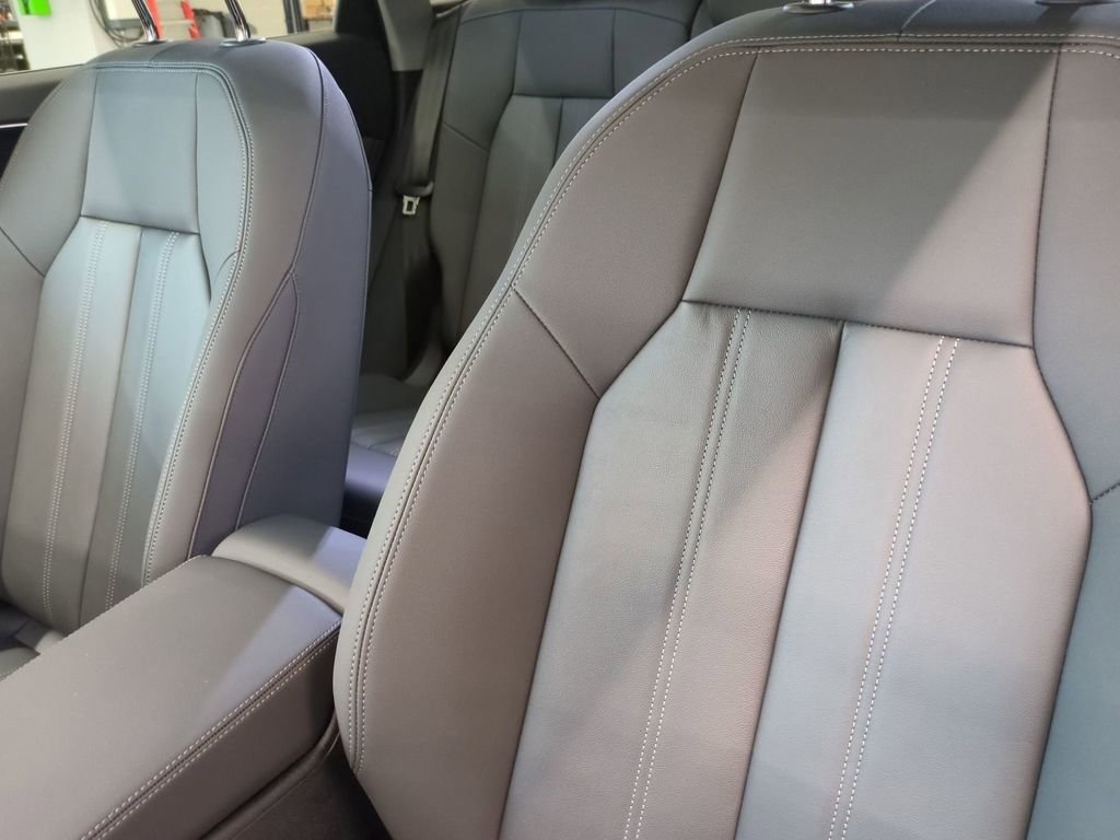 Used 2025 Audi Q5 Premium w/ Convenience Package image 16