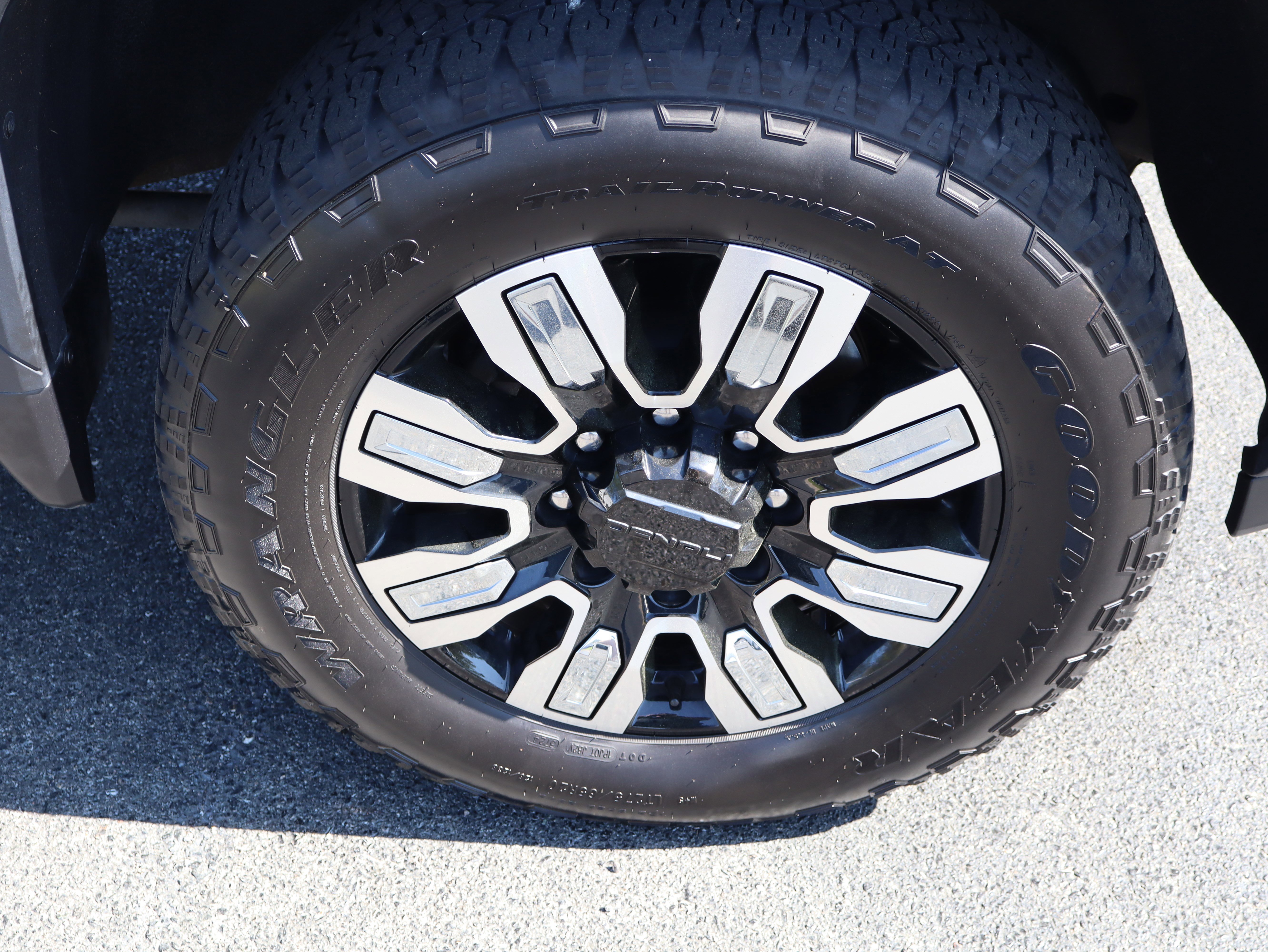 Used 2025 GMC Sierra 2500 Denali w/ Denali Reserve Package image 15