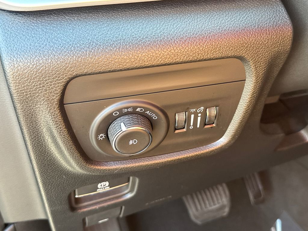 Used 2024 Jeep Grand Cherokee Limited image 33