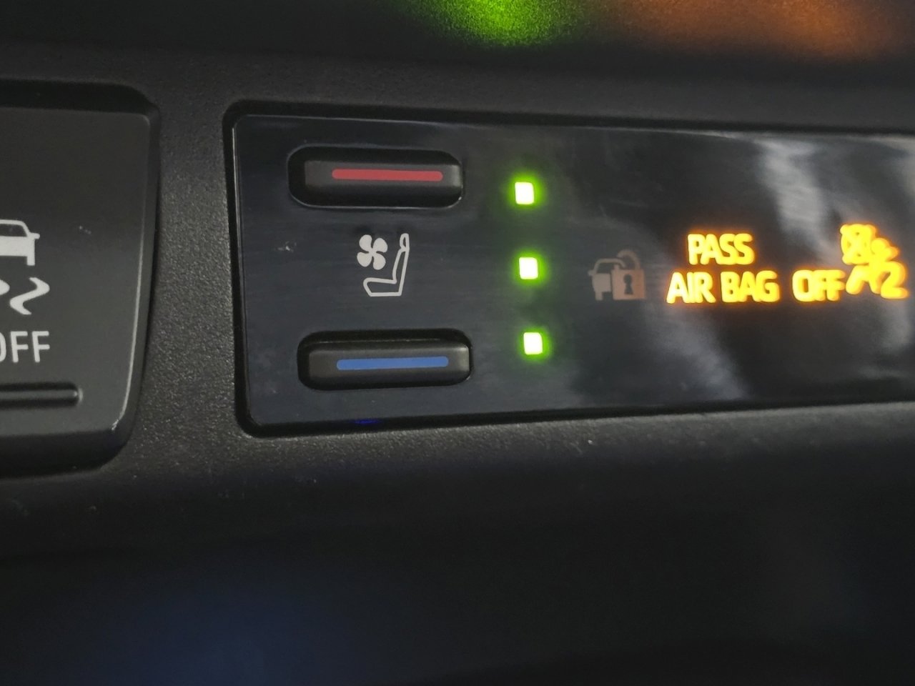 Used 2023 Toyota RAV4 Limited AWD/4WD image 9