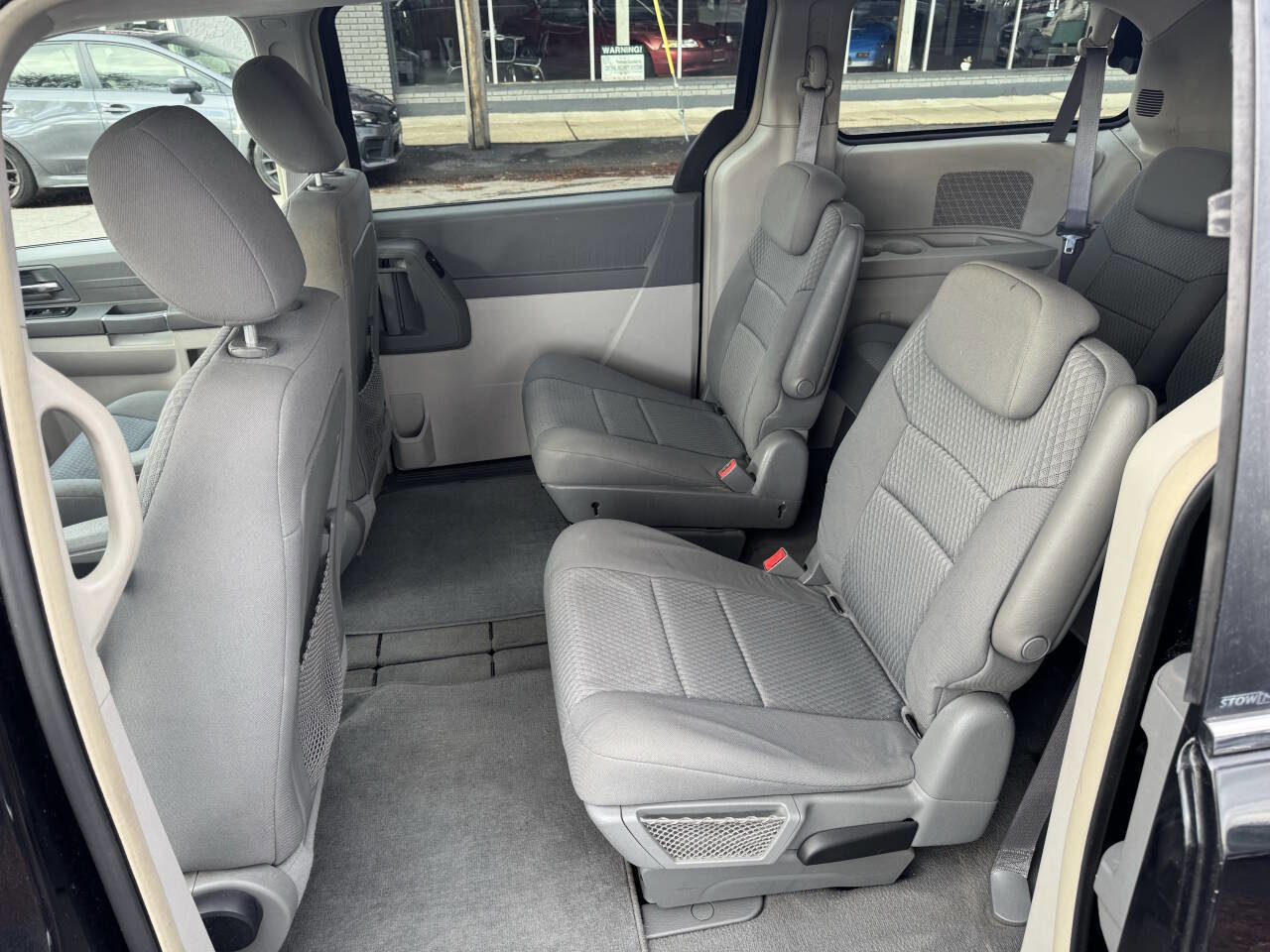 Used 2009 Chrysler Town & Country LX image 10