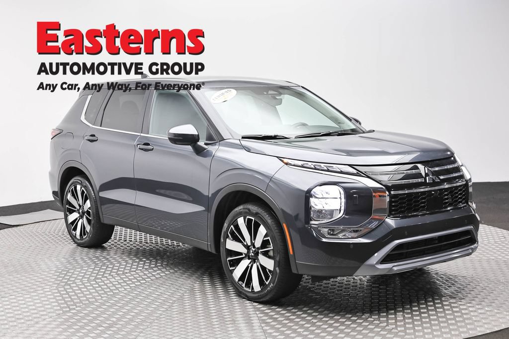 Used 2025 Mitsubishi Outlander SE AWD/4WD image 3
